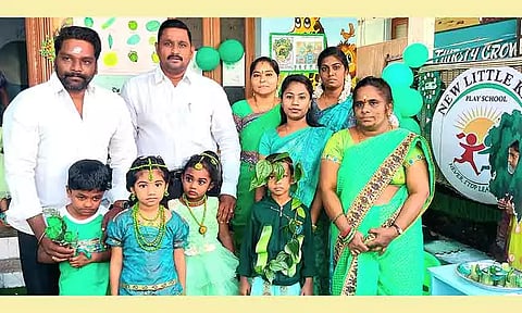 நியூ லிட்டில் கிட்ஸ் மழலையர் பள்ளியில் நடந்த  பசுமை தின விழாவில் கோஜூரியோ கராத்தே சங்க மாநில செயலாளர் கராத்தே சுந்தர்ராஜன், வக்கீல் ஸ்ரீதரன் ஆகியோர் பங்கேற்று மழலையர்களை பாராட்டிய காட்சி.