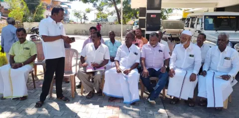 வால்பாறையில் கட்டிட ஒப்பந்ததாரர்கள் உள்ளிருப்பு போராட்டம்