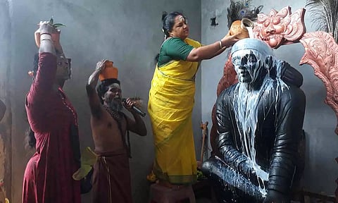 சாய்பாபா கோவிலில் 5-ம் ஆண்டு பால்குட அபிஷேகம் நடைபெற்ற காட்சி.