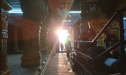 கோவில் முதன்மை வாசலில் சூரிய ஒளி உள்ளே விழும் காட்சி.