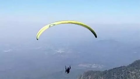 ராஜேஷ்குமார் பாரா கிளைடிங் மூலம் வானில் பறந்த காட்சி.&nbsp;