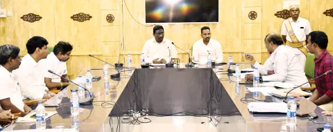தொழில்முனைவோர் விழிப்புணர்வு கூட்டத்தில் கலெக்டர் மேகநாதரெட்டி, துணி நூல் ஆணையர் வள்ளலார் ஆகியோர் பங்கேற்றனர்.