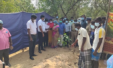 இளம் பெண் உடலை தோண்டி எடுத்து பரிசோதனை செய்த காட்சி