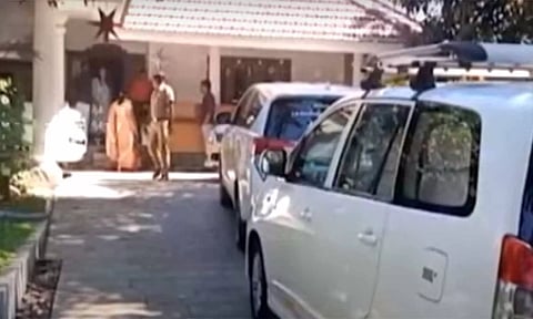 சோதனை நடத்த வந்த வருமான வரித்துறை அதிகாரிகள்