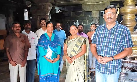 கயத்தாறு அகிலாண்ட ஈஸ்வரியம்மன் கோவிலில் சிலை தடுப்பு பிரிவு போலீசார் ஆய்வு செய்த காட்சி.