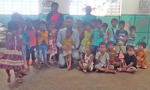 அங்கன்வாடி குழந்தைகளுடன் சப்-கலெக்டர்   ஸ்ருதன் ஜெய் நாராயணன் போட்டோ எடுத்து கொண்ட காட்சி.