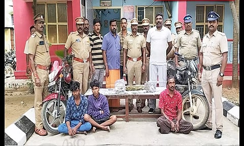 கஞ்சா கடத்தியவர்களை போலீசார் கைது செய்தனர்.