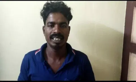 கைது செய்யப்பட்ட பாலமுருகனை படத்தில் காணலாம்.