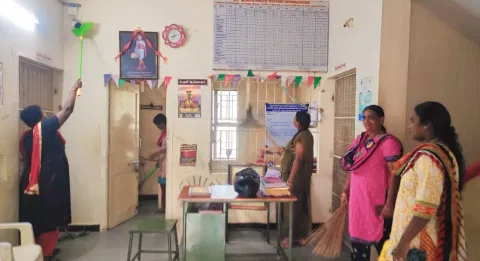 காவல் நிலையத்தில் தூய்மை  பணி