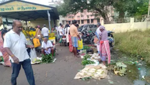 உழவர் சந்தை முன்பு ஆறாக ஓடும் சாக்கடை நீர்