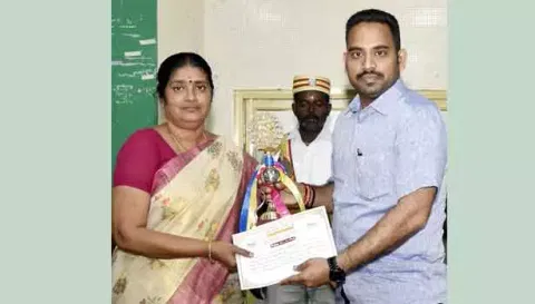 சிறப்பாக பணியாற்றிய சாத்தூர் தாசில்தார் வெங்கடேசனுக்குரிய முதல் பரிசை கலெக்டர் மேகநாதரெட்டி வழங்கினார். அதை தனி வட்டாட்சியர் சீதாலட்சுமி பெற்றுக்கொண்டார்.