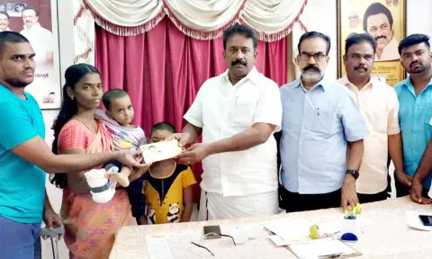 குழந்தையின் மேல் சிகிச்சைக்கு தங்கபாண்டியன் எம்.எல்.ஏ. ரூ.15 ஆயிரம் வழங்கினார்.