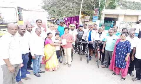 குழந்தைகள் புற்றுநோய் குறித்து துண்டு பிரசுரங்களை பொதுமக்களுக்கு வழங்கிய போது எடுத்த படம்.