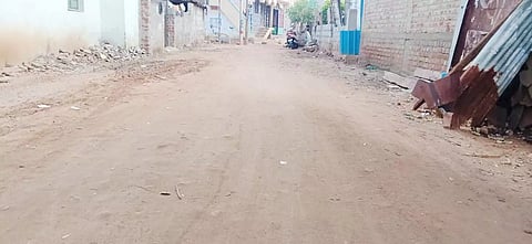 சிமெண்டு சாலை அமைத்து தர கோரிக்கை