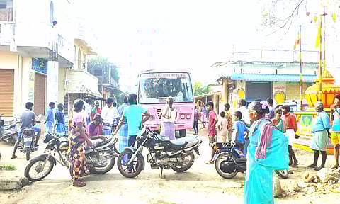 பொதுமக்கள் சாலை மறியலில் ஈடுபட்டதை படத்தில் காணலாம்.