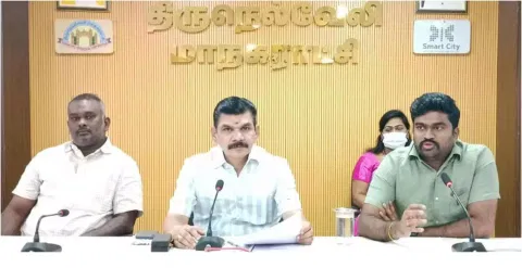 ேமயர் சரவணன் தலைமையில் கூட்டம் நடந்த போது எடுத்த படம். அருகில் மாநகராட்சி கமிஷனர் சிவகிருஷ்ண மூர்த்தி.