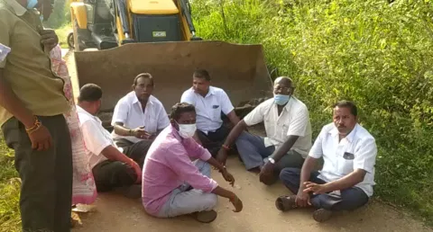 திடக்கழிவு மேலாண்மை சுகாதார கூடத்தை இடிக்க பொதுமக்கள் கடும் எதிர்ப்பு