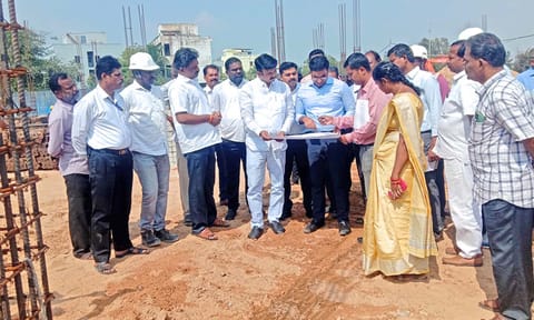 திருச்செந்தூர் கோவில் பகுதியில் கலெக்டர் செந்தில்ராஜ் ஆய்வு செய்த போது எடுத்த படம். அருகில் அறங்காவலர் குழு தலைவர் அருள் முருகன் மற்றும் அதிகாரிகள் உள்ளனர்.