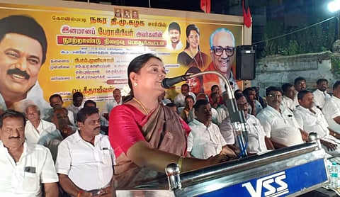 கூட்டத்தில் அமைச்சர் கீதாஜீவன் பேசிய காட்சி.