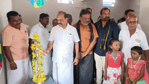 புதிய ரேசன் கடையை கடம்பூர் ராஜூ எம்.எல்.ஏ. திறந்து வைத்து குத்து விளக்கேற்றிய காட்சி.