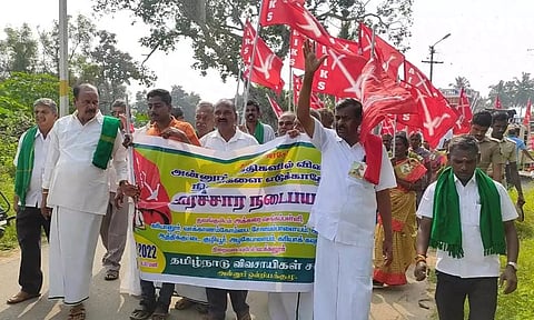 அன்னூரில் பிரச்சார நடைபயணத்தில் பங்கேற்ற விவசாயிகளை படத்தில் காணலாம்.