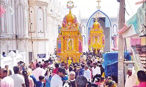 இரு தங்கத்தேர் பவனி நடந்த போது எடுத்த படம்.