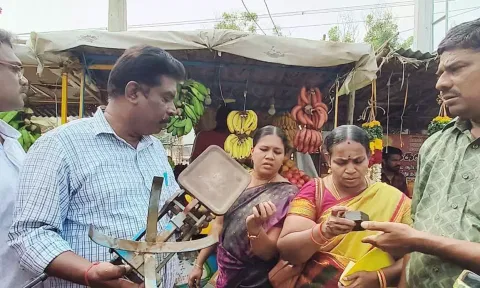 பரமக்குடி மார்க்கெட் பகுதியில் மறு முத்திரையிடப்படாத தராசுகள், எடைகற்களை தொழிலாளர் துறை அதிகாரிகள் பறிமுதல் செய்தனர்.