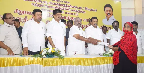 விழாவில் பயனாளிகளுக்கு நலத்திட்ட உதவிகளை அமைச்சர்கள் ராஜகண்ணப்பன், மஸ்தான் ஆகியோர் வழங்கினர். அருகில் மாவட்ட வருவாய் அலுவலர் காமாட்சி கணேசன்,நவாஸ்கனி எம்.பி., எம்.எல்.ஏ.க்கள் காதர்பாட்சா முத்துராமலிங்கம், முருகேசன், கரு. மாணிக்கம் உள்ளனர்.