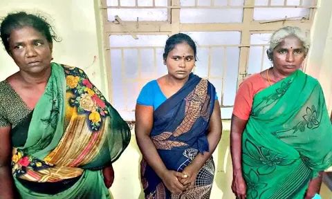 150 கிலோ மின் கம்பிகள் திருட்டு; 3 பெண்கள் கைது