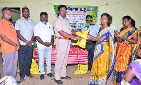 கலந்து கொண்டவர்களுக்கு மரக்கன்றுகள் வழங்கப்பட்டபோது எடுத்த படம்.