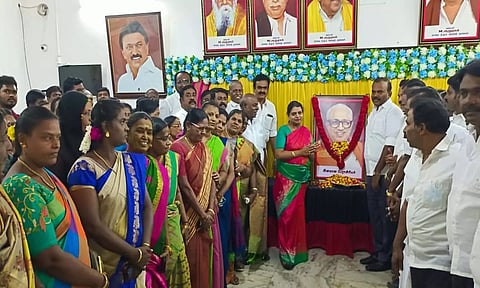 அன்பழகன் உருவப்படத்திற்கு அமைச்சர் கீதாஜீவன் மலர் தூவி மரியாதை  செலுத்திய காட்சி. அருகில் மேயர் ஜெகன் பெரியசாமி மற்றும் பலர் உள்ளனர்.

