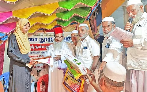 விழாவில் மாணவிக்கு பட்டம் வழங்கிய காட்சி.