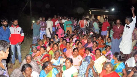 போராட்டத்தில் ஈடுபட்ட பெண்களை படத்தில் காணலாம்.