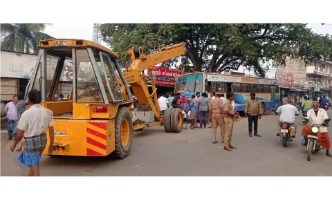 விபத்தில் சிக்கிய அரசு பஸ்சை கிரேன் மூலம் அகற்றிய போது எடுத்தபடம்.