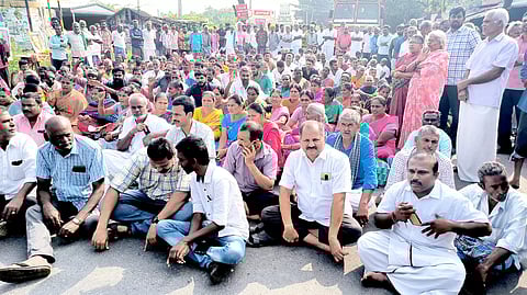 காரமடை அருகே  கல்குவாரிகள் அமைக்க  எதிர்ப்பு கிராம மக்கள் மறியல்
