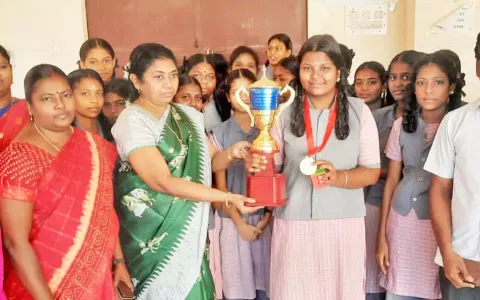 மாணவி பரிசு கோப்பையுடன் உற்சாகமாக போஸ் கொடுத்த காட்சி