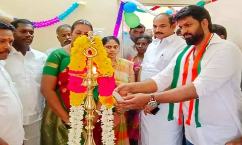 கிராம நிர்வாக அலுவலம் மற்றும் குடியிருப்பு கட்டிடத்தை ஊர்வசி அமிர்தராஜ் எம்.எல்.ஏ. திறந்து வைத்து குத்துவிளக்கு ஏற்றினார். அருகில் தூத்துக்குடி மாவட்ட பஞ்சாயத்து தலைவர் பிரமசக்தி, ஆழ்வார் திருநகரி யூனியன் சேர்மன் ஜனகர், ஏரல் தாசில்தார் கண்ணன் ஆகியோர் உள்ளனர்.