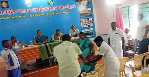 யூனியன் கூட்டத்தில் கவுன்சிலர் அன்பரசு உடலில் மண்எண்ணை ஊற்றியதையும், அதை சக கவுன்சிலர்கள தடுப்பதையும் காணலாம்.