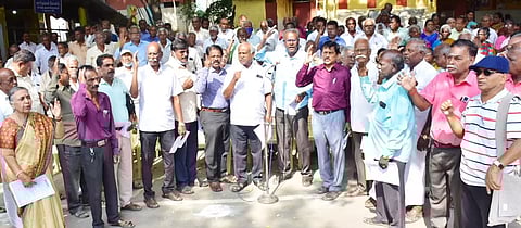 ஆர்ப்பாட்டத்தில் ஈடுபட்ட ஓய்வூதியர் சங்கத்தினர்.