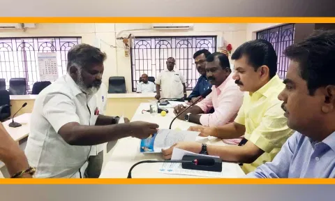 மேயர் சரவணன் பொதுமக்களிடம் மனுக்கள் வாங்கிய காட்சி. அருகில்  துணை மேயர் கே.ஆர்.ராஜூ.