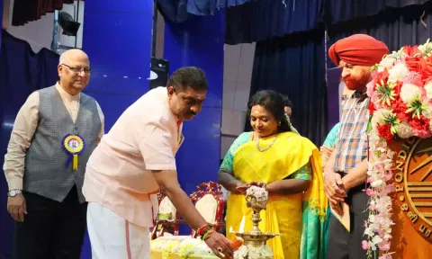 கருத்தரங்கை கவர்னர் தமிழிசை,அமைச்சர் நமச்சிவாயம் ஆகியோர்  குத்துவிளக்கு ஏற்றி தொடங்கி வைத்தார். அருகில் பல்கலைக்கழக துணைவேந்தர் குர்மித் சிங்  உள்ளார்.