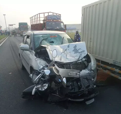 மோட்டார் சைக்கிள் மீது கார் மோதி அண்ணன்- தங்கை பலி