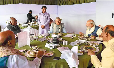 பிரதமர் மோடி, கார்கே சிரித்துப்பேசி சாப்பிட்டதை படத்தில் காணலாம்.