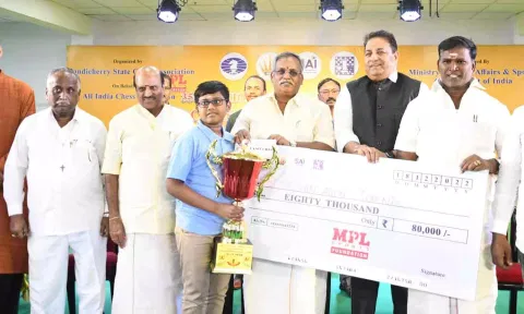 அமலோற்பவம் மேல்நிலைப்பள்ளி மற்றும் மாநில சதுரங்க கழகம் இணைந்து நடத்திய தேசிய சதுரங்க போட்டியில், வெற்றி பெற்றவர்களுக்கு சபாநாயகர் ஏம்பலம் செல்வம் பரிசு வழங்கிய காட்சி.