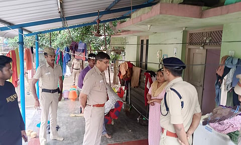 கொள்ளை நடந்த வீட்டில் போலீஸ் சூப்பிரண்டு ஸ்ரீநாதா நேரில் விசாரணை நடத்தினார்.