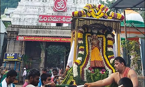 ஸ்ரீகாளஹஸ்தி சிவன் கோவிலில் மாட வீதிகளில் ஆண்டாள் வீதி உலா