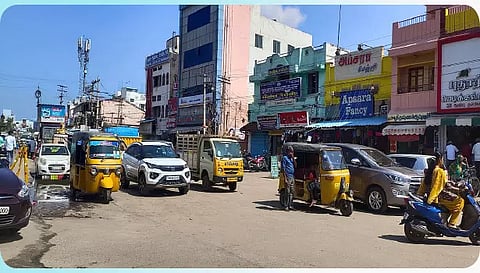 புதூர் பஸ் நிலையம் செயல்பட்ட பகுதி போக்குவரத்துக்காக திறந்து விடப்பட்டது.&nbsp;&nbsp;