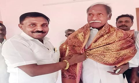 அருமனையில் நடைபெற உள்ள கிறிஸ்துமஸ் விழாவுக்கு புதுச்சேரி மாநில முதல்-மந்திரி ரங்கசாமிக்கு அருமனை கிறிஸ்தவ இயக்க செயலாளர் ஸ்டீபன் அழைப்பு விடுத்தபோது எடுத்தபடம்.
