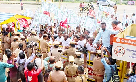 போராட்டம் நடத்திய விவசாயிகளை போலீசார் பேரிகார்டு கொண்டு தடுத்து நிறுத்திய காட்சி.