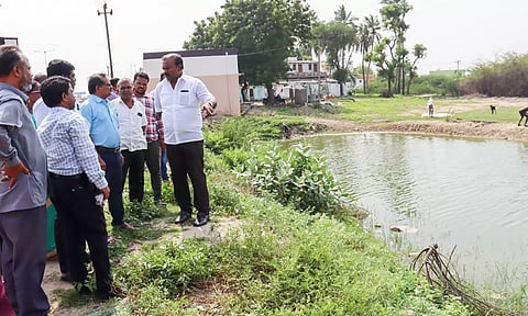 முள்ளக்காடு ஊர் முகப்பில் உள்ள நூற்றாண்டு  பழமையான ஊரணி குளத்தை மேயர் ஜெகன் பெரியசாமி அதிகாரிகளுடன் பார்வையிட்ட காட்சி.
